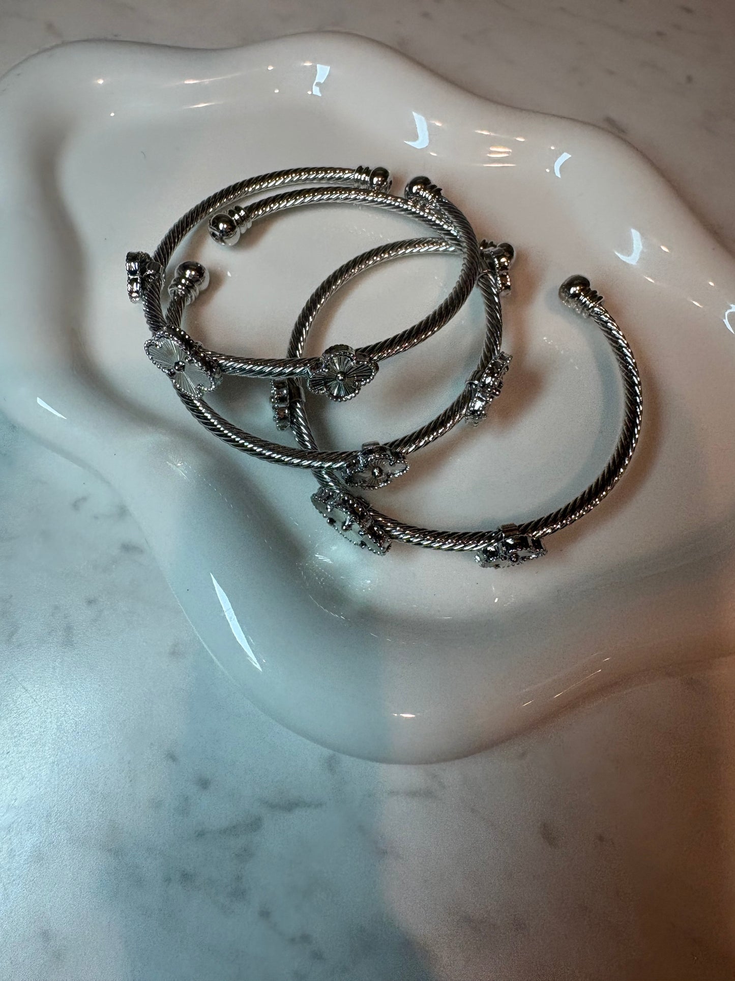 𝐂𝐥𝐨𝐯𝐞𝐫 𝐁𝐚𝐧𝐠𝐥𝐞 𝟑 𝐩𝐢𝐞𝐜𝐞 𝐒𝐞𝐭