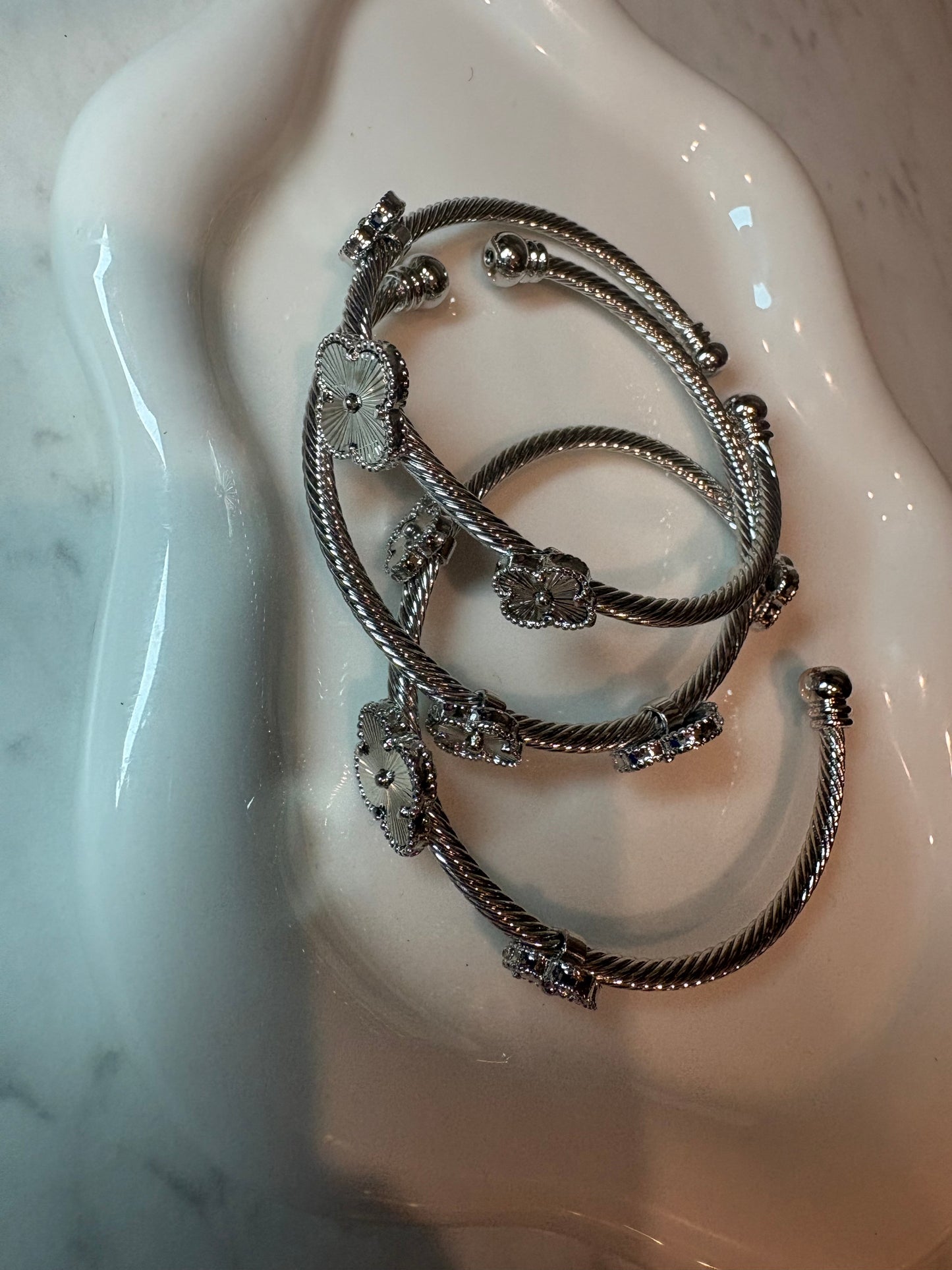 𝐂𝐥𝐨𝐯𝐞𝐫 𝐁𝐚𝐧𝐠𝐥𝐞 𝟑 𝐩𝐢𝐞𝐜𝐞 𝐒𝐞𝐭