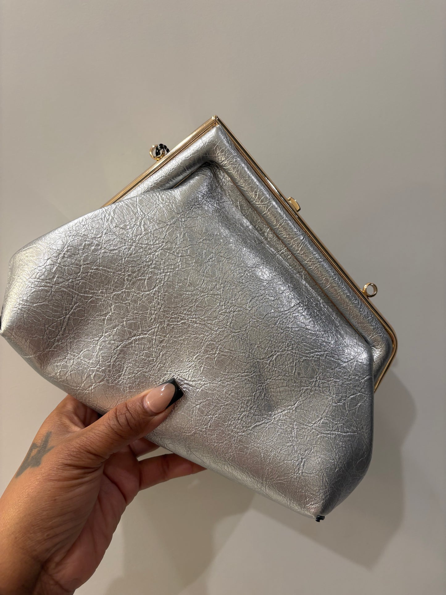 𝐊𝐢𝐬𝐬 𝐋𝐨𝐜𝐤 𝐑𝐞𝐭𝐫𝐨 𝐏𝐮𝐫𝐬𝐞